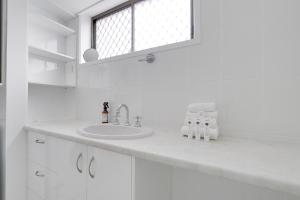 Stylish 2BR in Central Gold Coast Walk to Beach