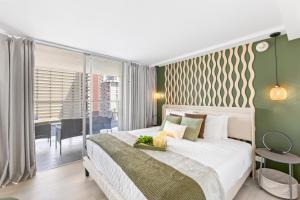 Newly Renovated 1 Bdr for 6, Elegant Condo, Minutes to the Beach, Heart of Waikiki