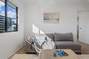 5min to shopping centre Brand New 5b3bath comfortable home at Calamvale