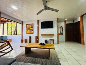 Casa Marañón con piscina Bioluminicencia Tortuga y Playa Quesera