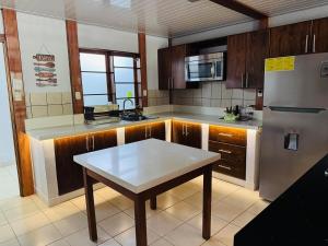 Casa Marañón con piscina Bioluminicencia Tortuga y Playa Quesera