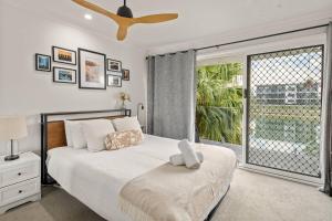 Elanora Oasis - Lakefront Serenity and Resort Living