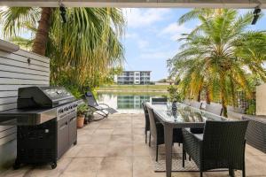 Elanora Oasis - Lakefront Serenity and Resort Living