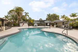 Elanora Oasis - Lakefront Serenity and Resort Living