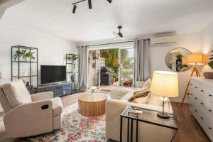 Elanora Oasis - Lakefront Serenity and Resort Living