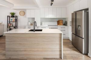 Elanora Oasis - Lakefront Serenity and Resort Living