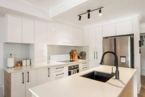 Elanora Oasis - Lakefront Serenity and Resort Living