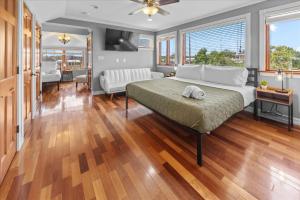 Stylish 2-Story Retreat w Balcony & Parking