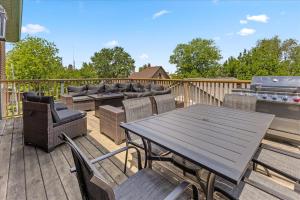 Stylish 2-Story Retreat w Balcony & Parking