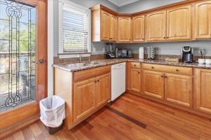 Stylish 2-Story Retreat w Balcony & Parking