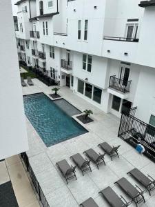 Luxury 2 bed 2 bath pool view