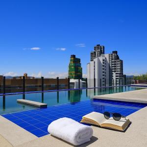 Loft moderno con piscina y turco