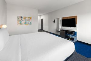 King Room with Mobility Access and Bathtub with Grab Bars, Non-Smoking room in Microtel Inn & Suites by Wyndham Olive Branch