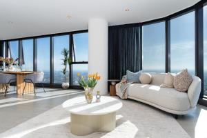 Executive Penthouse in Heart of Melbourne 3BR w Parking