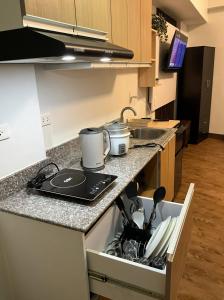 Cozy Staycation Amani Grand Resort Residences Near Cebu Airport with Pool & Gym , Free Wifi