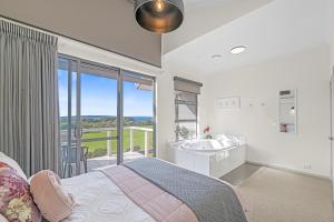 Luxurious 2-Bedroom Spa Apartment with Ocean Views