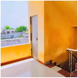 Hotel Yuvraj AC OR NON AC BOTH ROOM Dwarka Gujrat