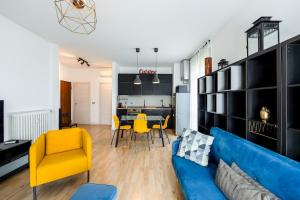 Large apartment with private balcony and workspace