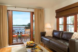 Black Dolphin Inn
