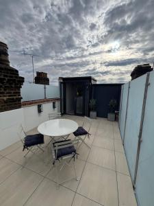 Newly renovated Battersea home with roof terrace Sleeps 6 in 3 double bedroom & 3 bathroom 5 min walk to Clapham Jtn Station