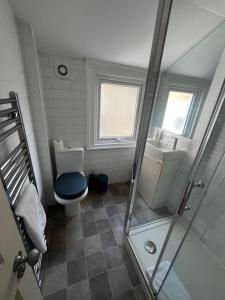 Newly renovated Battersea home with roof terrace Sleeps 6 in 3 double bedroom & 3 bathroom 5 min walk to Clapham Jtn Station