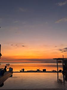 La Evangs Beach Resort Taal