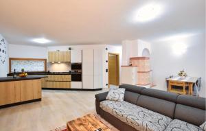 2 Bedroom Cozy Apartment In Lamon