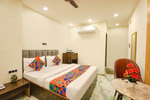 Via Blue Bell - Nr New Delhi Railway Station