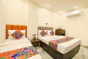 Via Blue Bell - Nr New Delhi Railway Station