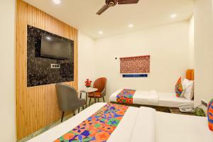 Via Blue Bell - Nr New Delhi Railway Station