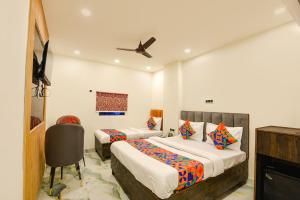 Via Blue Bell - Nr New Delhi Railway Station