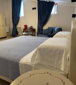 Double Room with Extra Bed room in Le Camere Del Ceccottino