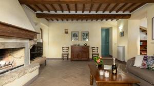 PODERE MADONNA DI MEZZO 6, Emma Villas