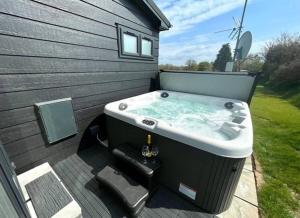 Beautiful Lodge with Hot tub