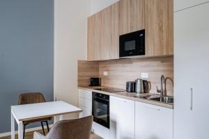 Blueground Holešovice balcony nr Vltava PRG-48