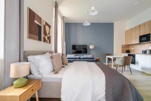 Blueground Holešovice balcony nr Vltava PRG-48