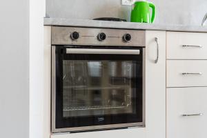 Beachside Comfort in Orikum by PikHost