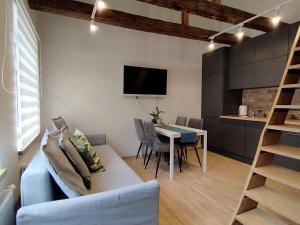 Courtyard Condo Summer Breeze