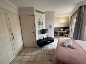 Studio Le Beach du Lac dAnnecy avec les pieds dans l eau, plage et ponton privé