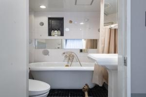 グラスキャビン浜松町aw Second and third floors