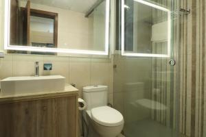 Central Park 2BR Apt Near Gurugram Wid pool Access