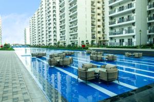 Central Park 2BR Apt Near Gurugram Wid pool Access