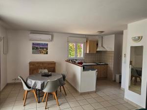Maisons de vacances T2 45 M2 climatise proche plage : photos des chambres