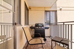 Modern 2 bedroom next to Stampede, 17th w Parking