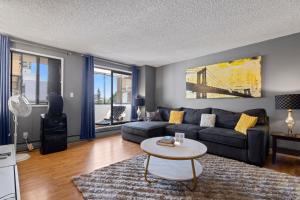 Modern 2 bedroom next to Stampede, 17th w Parking