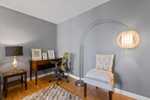 Modern 2 bedroom next to Stampede, 17th w Parking