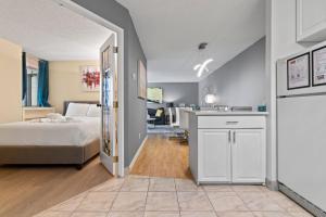 Modern 2 bedroom next to Stampede, 17th w Parking