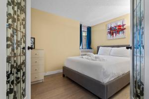 Modern 2 bedroom next to Stampede, 17th w Parking