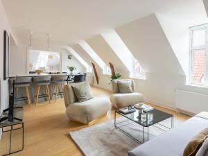 Sanders Leaves - Two-Bedroom Apartment with shared roof-top terrace