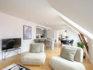 Sanders Leaves - Two-Bedroom Apartment with shared roof-top terrace